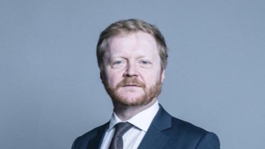 Britania thërret ambasadorin serb për sqarime pas nderimeve për Mlladiçin: Glorifikimi i një krimineli lufte nxit përçarjet në rajon