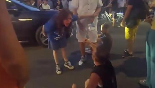 'Sharje dhe ofendime', protestuesit përplasen me njëri-tjetrin për bllokimin e rrugës