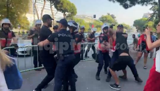 Sulmi ndaj policëve e bllokimi i rrugëve në protestën para Kuvendit, vetëm një në pranga! Lihen të lirë 19 protestues, mes tyre Arvina Lleshi që u përplas me Iris Luarasin