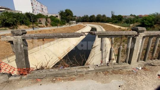 Fier, ura 40-metërshe mbi Gjanicë rrezik për kalimtarët, shemben parmakët