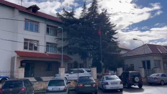 Vodhi marketin dhe një bar-kafe në Korçë, kapet 18-vjeçari! Bashkë me një bashkëmoshatar morën para dhe mallra