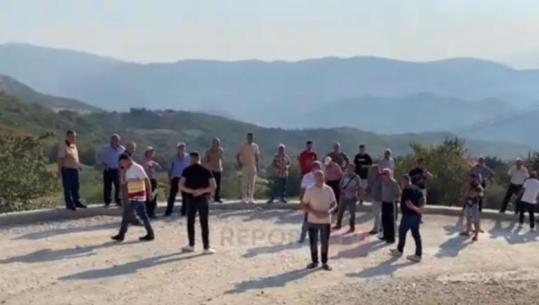 Elbasan/ Protesta në Letan kundër gurores, qytetarët ngrenë zërin: Na mbyti me pluhur, nuk hapim dot dritaret!