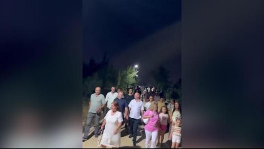 Protestuesit në bulevard përçahen, Balla i përshëndet nga Paskuqani pas dëgjesës me banorët