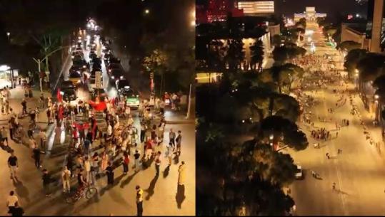 Tubimi në Tiranë/ Protesta ndahet në dy grupime, thellohet përçarja mes të pranishmëve! Bllokohet qarkullimi i mjeteve në kryqëzimin e urës së Lanës (VIDEO)