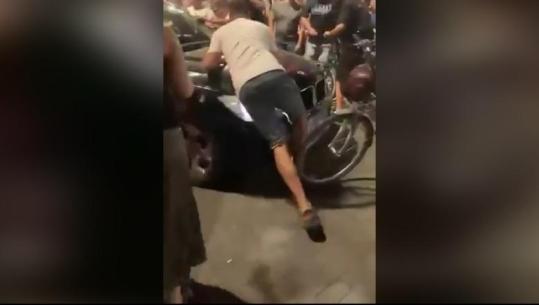 Rama publikon pamje kur protestuesit sulmojnë makinën e qytetarit, u përgjigjet ‘Demokratëve Europianë’: Duhet ta dënoni dhunën, të këmbëngulësh në gabim është djallëzore