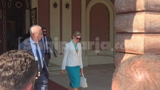 Ambasadorja e SHBA-së në Tiranë takim me Gazment Bardhin në kryesinë e Kuvendit