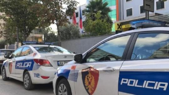 Policia ndalon makinën në Korçë, pasagjeri hedh qesen me kanabis dhe kapet me thikë! Arrestohet 31-vjeçari, shoferi hetohet në gjendje të lirë 