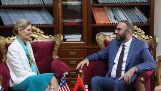 Ambasadorja e SHBA-së në Tiranë takim me Gazment Bardhin në kryesinë e Kuvendit: Amerika një aleat i çmuar i Shqipërisë (VIDEO)