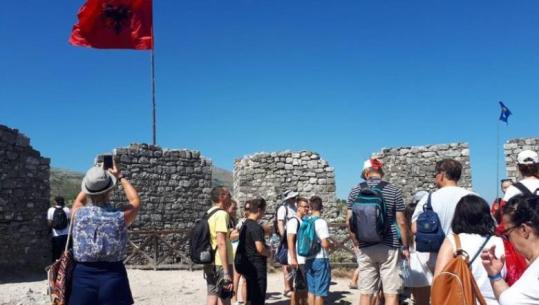RAPORTI/ Turistët shpenzuan në Shqipëri 2.3 miliardë euro në gjysmën e parë të vitit!