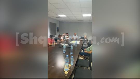 Protesta për qiratë e tokave, banorët e Patos-Marinzës ngujohen në zyrat e ‘Bankers Petroleum’: Nuk lëvizim derisa të vijë përfaqësuesi