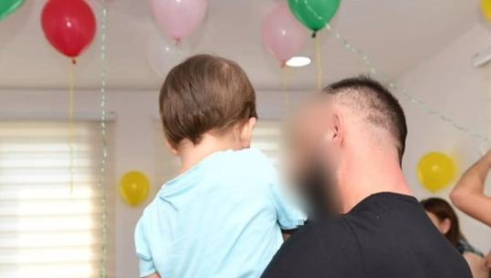 Viti i ri shkollor, të burgosurit në Fier u dhurojnë takohen me fëmijët e tyre dhe u dhurojnë çanta e mjete