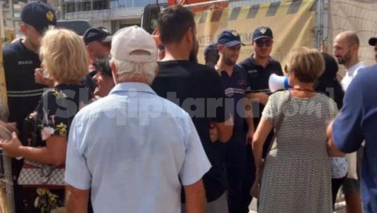 Protestë kundër muzeut hebraik në Vlorë, qytetarët: Cenon simbolikën historike të zonës dhe unitetin kombëtar