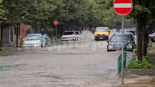 Reshjet e shiut në vend, rrugët në qytetin e Elbasanit nën ‘pushtetin’ e ujit!