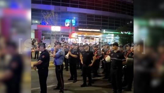 Protestuesit bllokojnë rrugën në Zogun e Zi, Policia ‘gardh’ te rrethrrotullimi! I ndalon të vijojnë marshimin