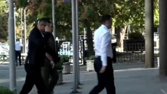Pak minuta para seancës konstituive, Lumir Abdixhiku i pari që hyn në Kuvendin e Kosovës