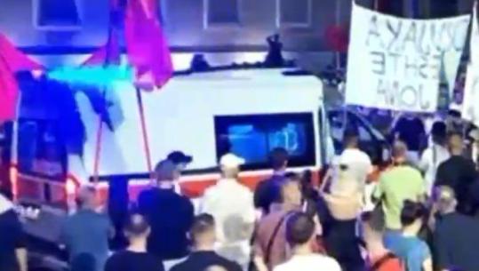 Ambulanca vonohet mes turmës! Protestuesit refuzuan t'i hapnin rrugën