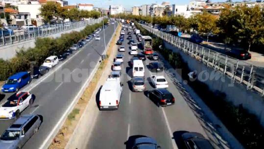 Dita e parë e shkollës sjell trafik të rënduar në Tiranë! Paralizohet qarkullimi në Unazën e Madhe dhe akse të tjera (VIDEO)