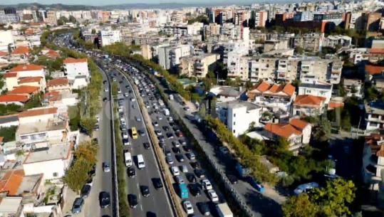 Dita e parë e shkollës sjell trafik të rënduar në Tiranë! Paralizohet qarkullimi në Unazën e Madhe dhe akse të tjera (VIDEO)