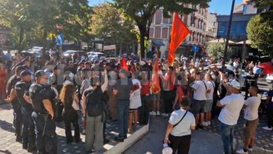 Protestë te Zogu i Zi, policia shoqëron disa persona! Krijuan vështirësi në shkollë