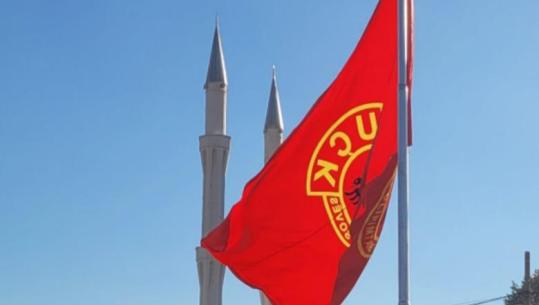 Një ditë para verdiktit të Hagës, flamujt e UÇK-së ngrihen në të gjitha xhamitë e Kosovës