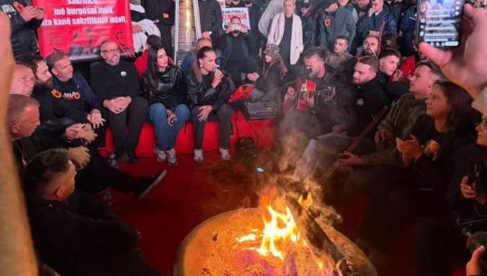 Rreth zjarrit deri në agim! Kështu e kaluan natën qytetarët e Kosovës në pritje të vendimit të Hagës ndaj ish krerëve të UÇK-së
