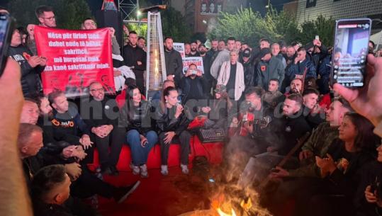 Rreth zjarrit deri në agim! Kështu e kaluan natën qytetarët e Kosovës në pritje të vendimit të Hagës ndaj ish krerëve të UÇK-së (VIDEO)