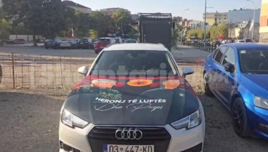 ‘Heronj të luftës dhe paqes’, makinat në Kosovë ‘vishen kuqezi’ për liderët e UÇK-së (VIDEO)