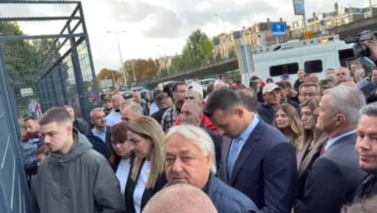 Në pritje të verdiktit në Hagë, familjarët e ish-krerëve të UÇK-së hyjnë në Gjykatën Speciale! Mes tyre djali i Thaçit