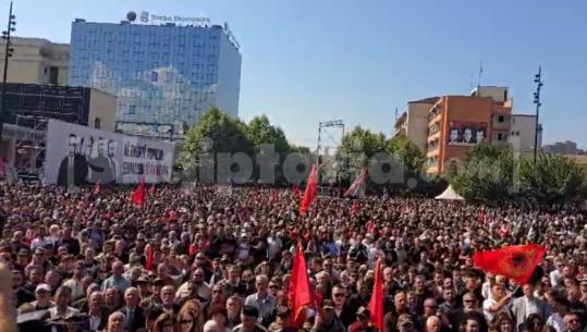 Verdikti në Hagë, mijëra qytetarë ndjekin 'live' në zemër të Prishtinës seancën! Brohorasin njëzëri ‘UÇK’ (VIDEO)
