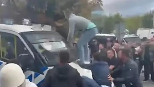 Tensione në Hagë, policia hedh ujë për t’i shpërndarë qytetarët! Hipin sipër makinave