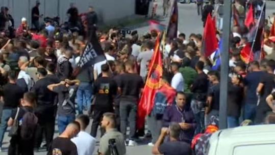 Njerëz në lot dhe zemërim pas vendimit të Hagës, tension pranë zyrave të EULEX në Prishtinë