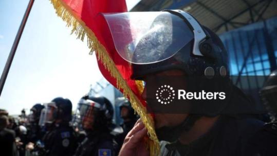 FOTOLAJM/ Polici i Kosovës puth flamurin e UÇK-së gjatë protestës në Prishtinë pas dënimit të Thaçit