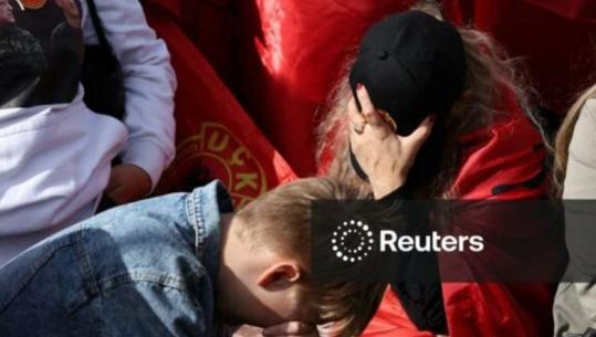Pritën gjithë natën para Speciales, shqiptarët në Hagë shpërthejnë në lot pas dënimit të ish-krerëve të UÇK-së! Reuters sjell fotot
