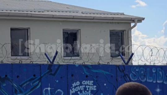 Tensione pas vendimit të Hagës, protestuesit sulmojnë me gurë bazën e EULEX-it në Prishtinë