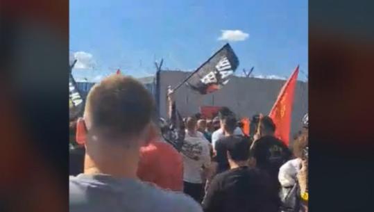 Vazhdojnë protestat në Prishtinë pas vendimit të Hagës, protestuesit thyejnë xhamat e bazës së EULEX-it