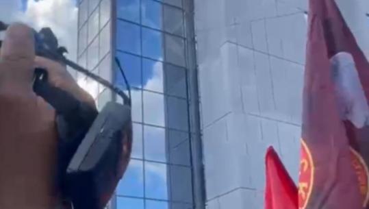 'Marre, marre', pas EULEX-it, protestuesit godasin me gurë edhe godinën e Qeverisë së Kosovës! Thyhen xhamat e godinës