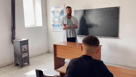  ‘Eliani i vogël pret mësuesen te rruga e malit’, drejt mbylljes shkolla me histori 82-vjecare në Seliçan të Këlcyrës. Sot kanë mbetur vetem 3 nxënës