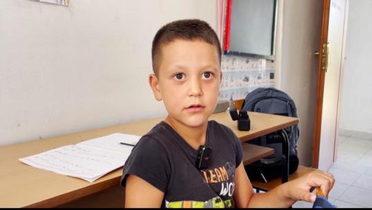  ‘Eliani i vogël pret mësuesen te rruga e malit’, drejt mbylljes shkolla me histori 82-vjecare në Seliçan të Këlcyrës. Sot kanë mbetur vetem 3 nxënës