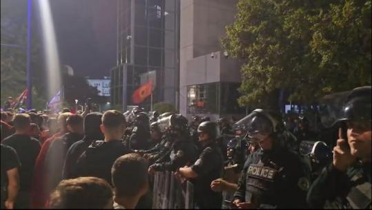 Protesta nuk shuhet në Prishtinë, qindra qytetarë rrethojnë Qeverinë: Kërkojnë reagim pas vendimit të Hagës