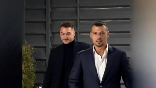 Dënimi i ish-krerëve të UÇK-së/ Djemtë e Thaçit dhe Veselit kthehen nga Haga: Gjykatë kriminale, presim pafajësi në Apel! Protesta deri vonë në Prishtinë
