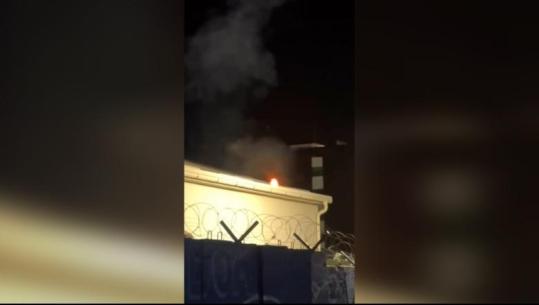 Dënimi i ish-krerëve të UÇK-së/ Protestë deri në orët e vona në Prishtinë, qytetarët hedhin gurë e mjete piroteknike drejt zyrave të EULEX, merr flakë çatia