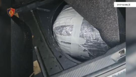 Operacion antidrogë në Korçë/ Tre të rinj kapen me 6 kg kanabis në bagazhin e makinës, vihen në pranga pranë Qafë Thanës