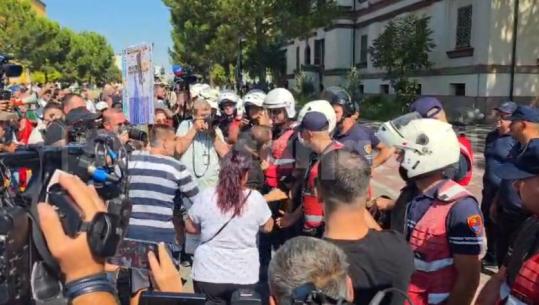 Tensione në protestë, qytetarët sulmojnë me vezë policët! Ka të shoqëruar