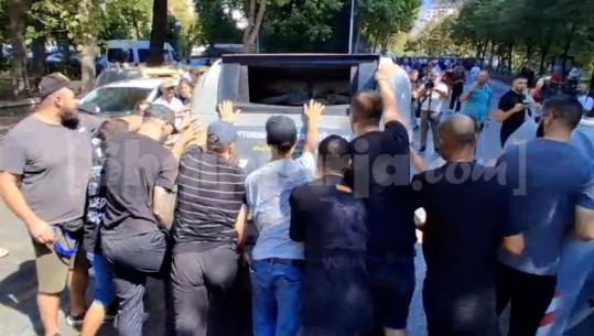 Protestuesit bllokojnë rrugët në Tiranë, përmbysin koshat e plehrave! Sulm me vezë e shishe uji policëve, disa të shoqëruar (VIDEO)
