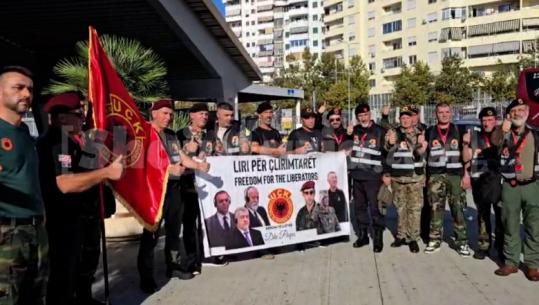 Shkuan në Hagë në mbështetje të ish-krerëve të UÇK, 50 veteranët zbarkojnë në Portin e Durrësit! Mesazh qytetarëve: Jini pozitiv, edhe pse jemi të zhgënjyer