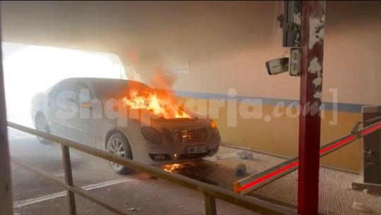 Përfshihet nga flakët Benzi në Fier, tymi mbulon parkimin nëntokësor (VIDEO)