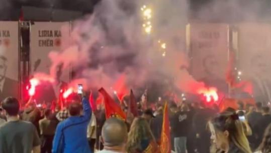 ‘Jo në emrin tim’- Protestuesit mbushin sheshe e rrugë në Prishtinë, kundërshtojnë vendimin e Hagës për 4 ish-krerët e UÇK
