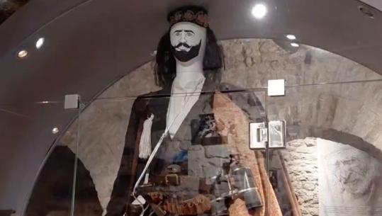Veshjet dhe armët e Çerçiz Topullit ekspozohen në Kalanë e Gjirokastrës, portreti i heroit në manekin ngjall kritika: Hiqeni këtë dordolec!