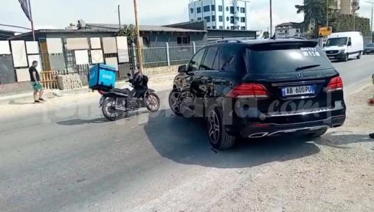 Aksident në aksin Fier–Patos, makina përplaset me motorin e shpërndarësit të picave! Plagoset drejtuesi
