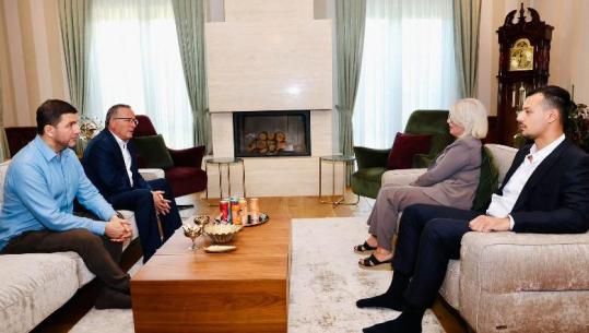 Kosovë/ Hamza viziton familjet Thaçi, Veseli dhe Krasniqi: Do të vazhdojmë betejën për drejtësi deri në kthimin në atdhe të luftëtarit të fundit të lirisë